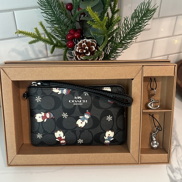 ⛄️🎄CUTE❤️ Coach wristlet Wallet - Picture 5 of 12